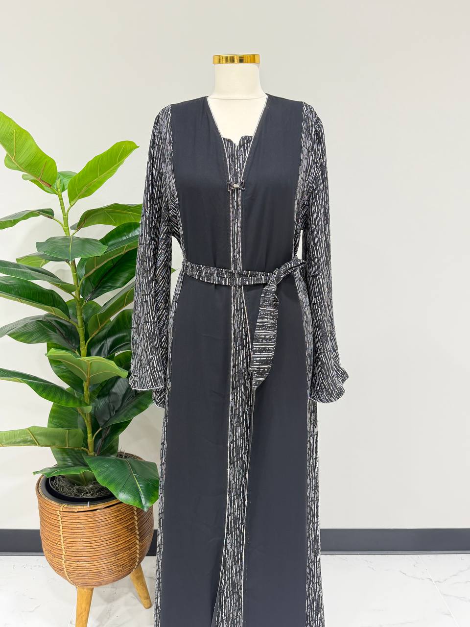 Elegant Contrast Abaya