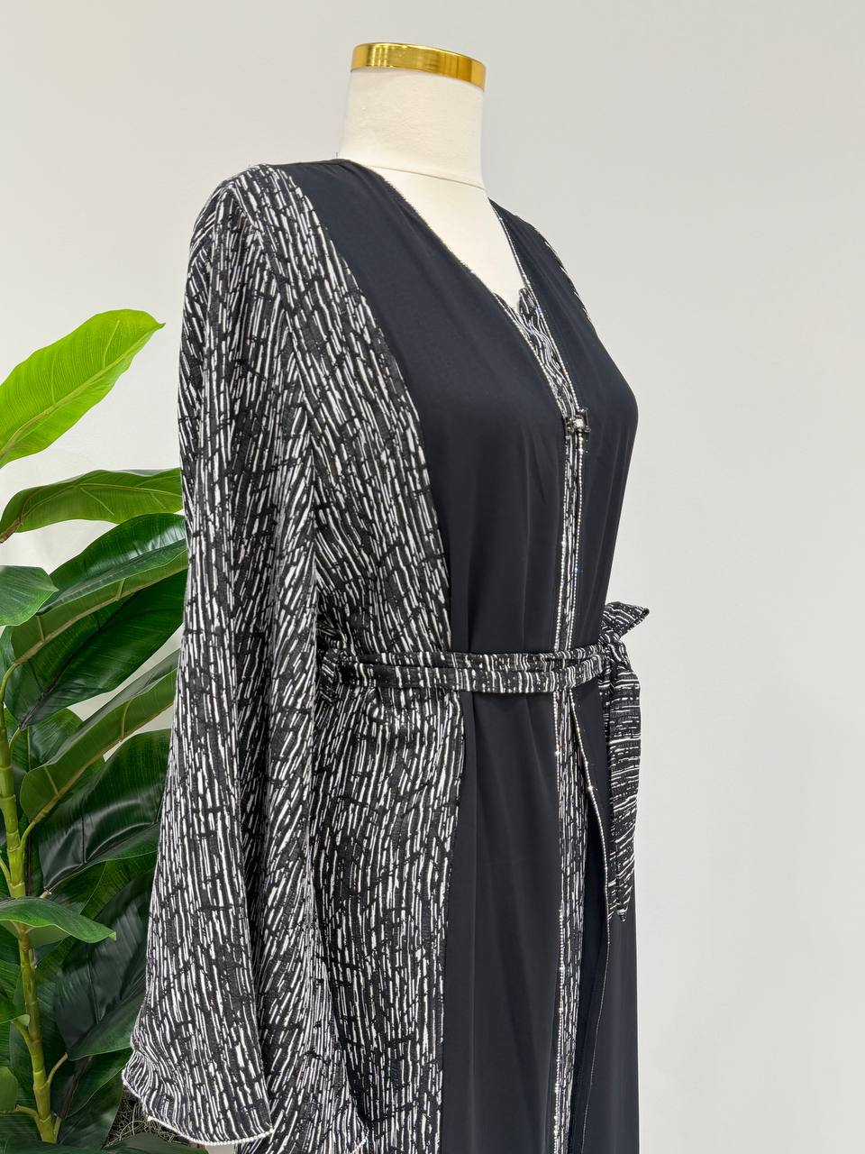 Elegant Contrast Abaya
